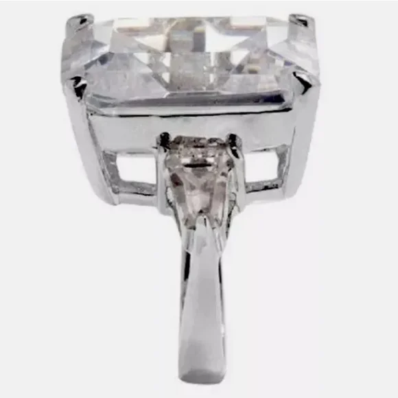 Kenneth Jay Lane Emerald Simulated Diamond Ravishing Beauty Ring Size 6 - Picture 3 of 7